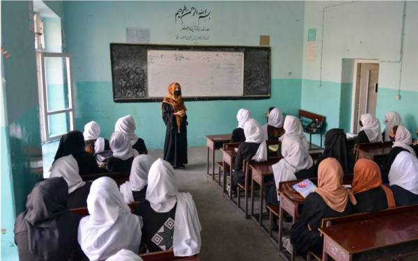 Remaja perempuan sempat mengikuti kelas di sebuah sekolah menengah di Kabul sebelum ia diarah tutup semula pada Selasa lalu. - AFP
