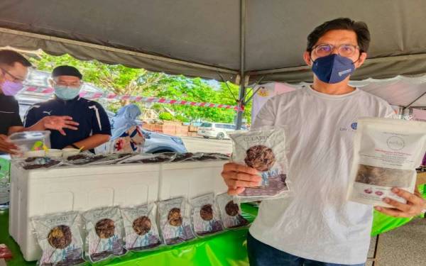 Adibi Rahiman turut memperkenalkan produk sarer tempatan yang boleh dinikmati secara sihat.