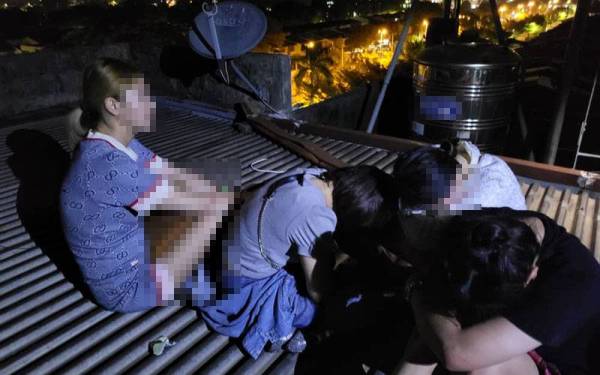 Segelintir daripada wanita warga asing tersebut sanggup memanjat ke atas bumbung premis untuk melarikan diri.