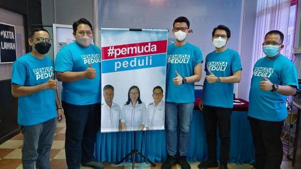 Mohamad Hairul Amir (dua dari kiri) bersama Tan Kar Hing (tiga dari kanan) melancarkan Kempen Pemuda Peduli di Pejabat PKR Perak di Ipoh.