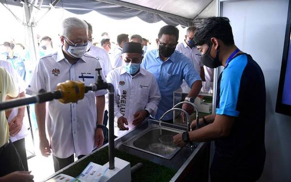 Perdana Menteri merangkap Ahli Parlimen Bera Datuk Seri Ismail Sabri Yaakob (kiri) diiringi Menteri Alam Sekitar dan Air Datuk Seri Tuan Ibrahim Tuan Man (dua, kiri) ketika mendengar penerangan daripada Ketua Seksyen SAJ Info Centre Mohd Sharin Abdul Jalil (kanan) ketika melihat pameran sempena sambutan Hari Air Sedunia di Taman Awam Bera (Bera Public Park), Kampung Paya Pagar, Teriang hari ini.
