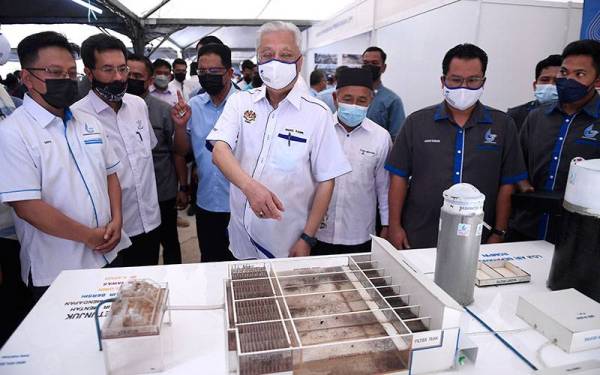 Perdana Menteri merangkap Ahli Parlimen Bera Datuk Seri Ismail Sabri Yaakob ketika melihat replika pelbagai jenis sumber air ketika membuat lawatan ke pameran sempena sambutan Hari Air Sedunia di Taman Awam Bera (Bera Public Park), Kampung Paya Pagar, Teriang hari ini.