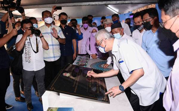 Perdana Menteri merangkap Ahli Parlimen Bera Datuk Seri Ismail Sabri Yaakob menandatangani plak perasmian Telaga Air Bawah Tanah bersempena sambutan Hari Air Sedunia di Taman Awam Bera (Bera Public Park), Kampung Paya Pagar, Teriang hari ini.