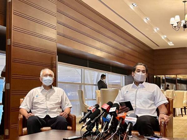 Khairy Jamaluddin (kanan) dan Pengarah Bersama Pasukan Pengurusan Projek Jawatankuasa Petugas Khas Imunisasi Covid-19 (CITF), Datuk Dr Chong Chee Keong ketika ditemui pemberita selepas Majlis Pelancaran MyCHAMPION peringkat kebangsaan pada Sabtu.