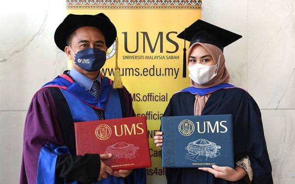 Graduan Universiti Malaysia Sabah (UMS) Md Nazmil Rumpau Abdullah (kiri) menerima Ijazah Doktor Falsafah manakala anaknya Shaffiera Binti Md Nazmil (kanan) menerima Ijazah Sarjana Muda Kerja Sosial sempena majlis Konvkesyen Ke-22 Universiti Malaysia Sabah (UMS) hari ini.