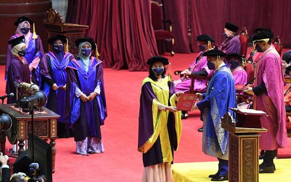 Ketua Menteri Datuk Hajiji Noor yang juga Pro-Canselor Universiti Malaysia Sabah (UMS) menyampaikan skrol ijazah kepada salah seorang graduan sempena majlis Konvokesyen ke-22 UMS hari ini.