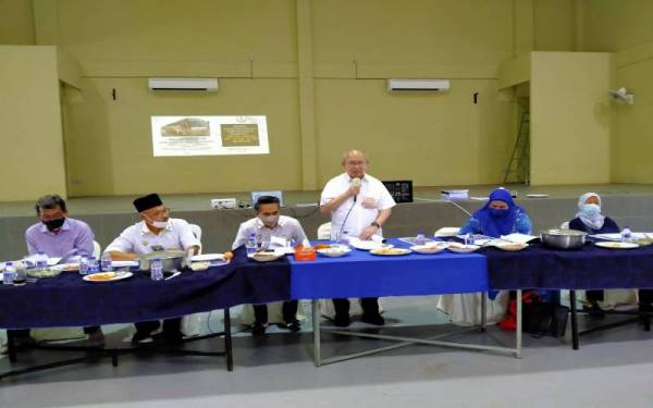 Tengku Razaleigh (berdiri) menyampaikan ucapan ketika merasmikan Mesyuarat Agung Tahunan Gagasan Melayu Perak (GMP) ke-9 di Dewan Komuniti Majlis Bandaraya Ipoh (MBI), Taman Cempaka, di sini pada Sabtu.