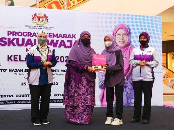 Siti Zailah (dua dari kiri) menyampaikan sijil penghargaan kepada penerima semasa Program Semarak Skuad Waja Negeri Kelantan 2022 di AEON Mall, Kota Bharu pada Sabtu.