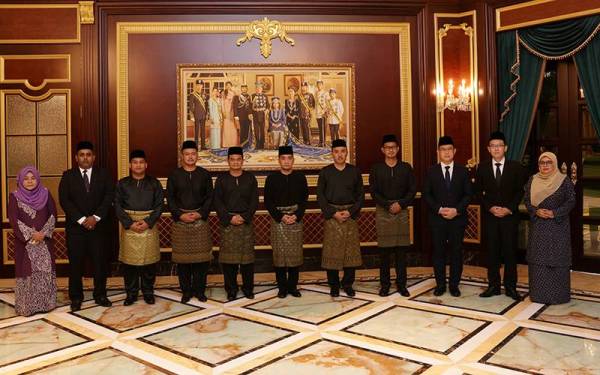 Menteri Besar Johor, Datuk Onn Hafiz Ghazi (tengah) bersama barisan Ahli Majlis Mesyuarat Kerajaan Negeri Johor. - Foto Bernama