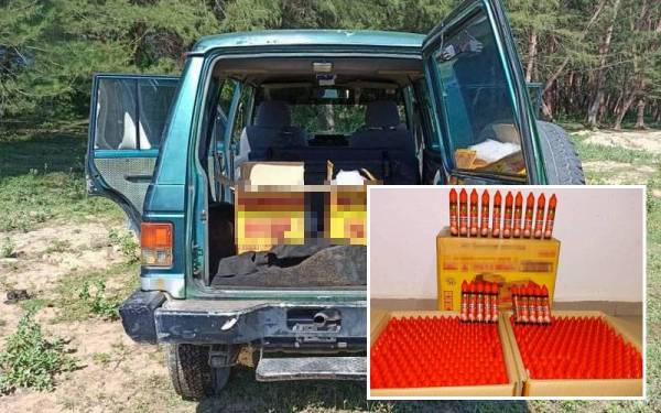 Turut disita pacuan empat roda jenis Mitsubishi Pajero yang digunakan oleh penyeludup.