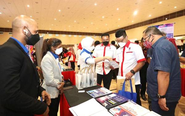 Arham (dua dari kanan) ketika melawat pameran yang diadakan pada Konvensyen Usahawan Alumni ke-2 di Dewan Tuanku Canselor, UMK Bachok di sini pada Sabtu.