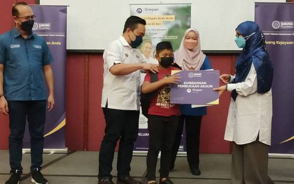 Wan Saiful turut berkesempatan memberikan sumbangan kepada salah seorang penerima di Langkawi.