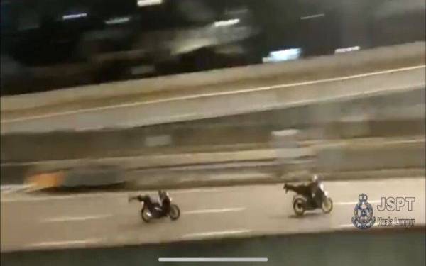 Dua penunggang motosikal yang didapati melakukan aksi berbahaya turut ditahan.