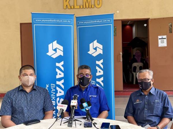 Megat Zulkarnain (tengah) ketika ditemui pemberita selepas Majlis Penyerahan Bantuan Persekolahan YBR di sini pada Ahad.