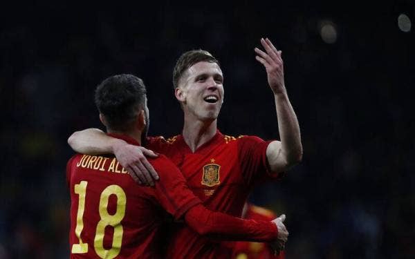 Pemain Sepanyol, Dani Olmo meraikan jaringan bersama kapten, Jordi Alba pada aksi persahabatan berkenaan. - Foto AP