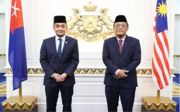 Onn Hafiz (kiri) bersama Ramlee yang mengangkat sumpah sebagai Setiausaha Politik kepada Menteri Besar Johor, pada Ahad. - Foto ihsan Facebook Menteri Besar Johor