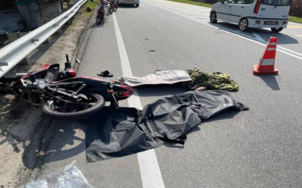 Mangsa yang menunggang motosikal disahkan meninggal dunia di temapt kejadian selepas bergesel dengan bas ekspres di Sungkai. - Foto ihsan PDRM