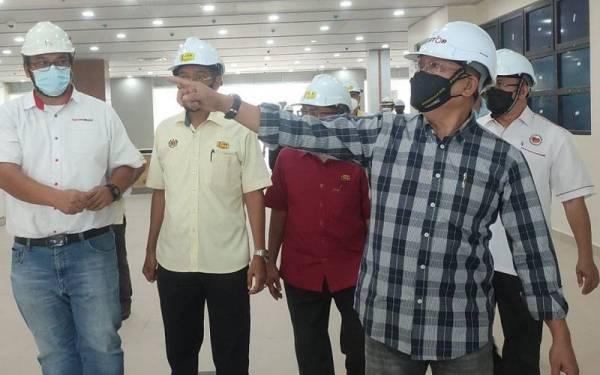 Awang (kanan) ketika melawat tapak pembinaan Hospital Pendang di Kampung Banggol Pauh pada Ahad.