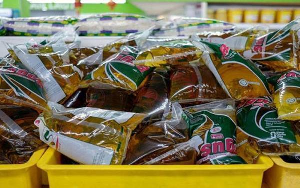 2.2 tan minyak masak peket terjual pada Program Jualan Keluarga Malaysia (PJKM) - Gambar Hiasan