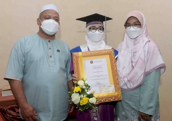 Hanis Sofia Mohd Norzalan bersama ibu Rosnah Hanim Abdul Halim dan bapanya Mohd Norzalan Mohd Hassan (kiri) pada Majlis Istiadat Konvokesyen Universiti Islam Antarabangsa Sultan Abdul Halim Mu'adzam Shah (UniSHAMS) kali ke-23 pada Ahad. - Foto Bernama