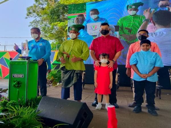 Takiyuddin (kiri) merasmikan Hari Keluarga Malaysia Peringkat Parlimen Kota Bharu pada Ahad.