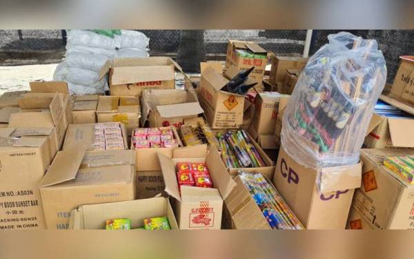 Sebahagian mercun yang dirampas hasil serbuan ke atas rumah seorang peniaga kedai runcit di Perumahan Padang Maju pada Ahad.