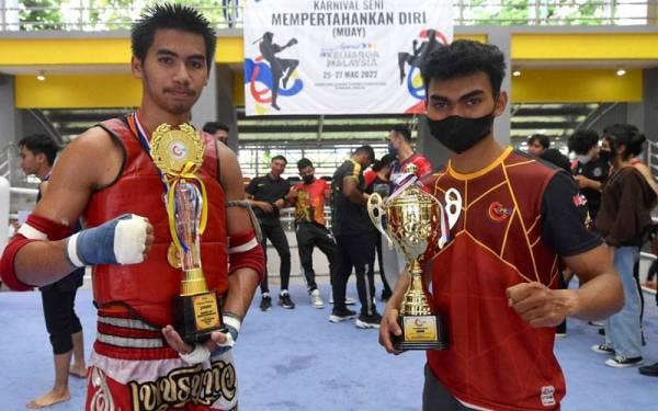 Athachai Kiang (kiri) muncul juara kategori 63-67kg dan Khuzairi Azim Mohd Kamal (kanan) pula juara bagi kategori 45-48kg. - Foto Bernama