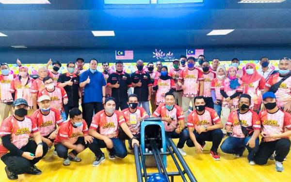 Faizal (barisan kedua, lima dari kiri), bersama sebahagian peserta kejohanan berkenaan. Foto: KPMM/TRWLK