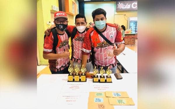 Pasukan Hardcore bersama medal yang dimenangi pada kejohanan berkenaan. - Foto: KPMM/TRWLK