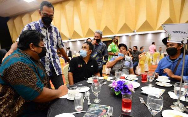 Rosol (dua dari kiri) bermesra dengan media yang hadir pada majlis tersebut malam Ahad.