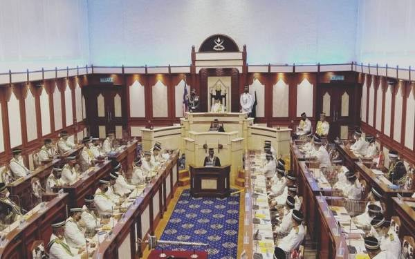 Tengku Hassanal berkenan menyempurnakan sesi pembukaan Mesyuarat Pertama Penggal ke-5 Dewan Undangan Negeri (DUN) Pahang kali ke-14 di Wisma Sri Pahang pada Isnin.