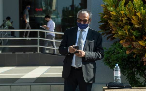 Muhammad Shafee ketika hadir bagi sambung bicara kes pengubahan wang haram membabitkan RM9.5 juta yang didakwa diterima daripada Datuk Seri Najib Tun Razak dan dua pertuduhan buat kenyataan palsu kepada Lembaga Hasil Dalam Negeri Malaysia (LHDN) di Kompleks Mahkamah Kuala Lumpur, pada Isnin. Foto Bernama
