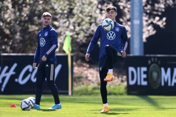 Werner (kiri) ketika menjalani sesi latihan. 