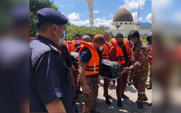 Warga emas yang dipercayai tergelincir di sungai belakang rumahnya ditemukan lemas berhampiran Masjid Ridzwaniah, Kampung Bawah Gunung, Baling pada Isnin. - Foto ihsan Polis Baling