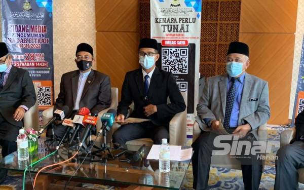 Mohd Fared (tengah) pada sidang media pelaksanaan solat jemaah negeri Johor di Hotel Jen pada Isnin