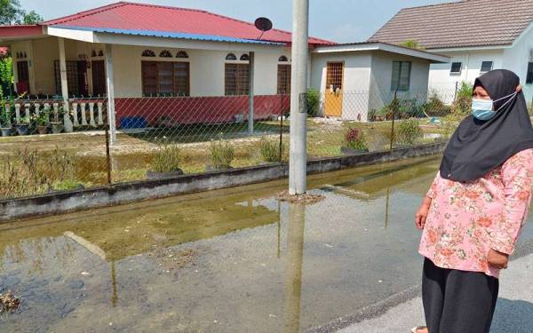 Rosiah melihat air bertakung di halaman rumahnya di Jalan Mawar meskipun sudah dua hari tidak hujan.