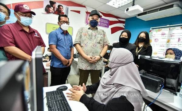 Annuar ketika melawat aktiviti yang dijalankan di Pusat Ekonomi Digital Keluarga Malaysia (PEDi) di Dewan Balai Raya Kampung Langkuas, Kinarut, Papar.