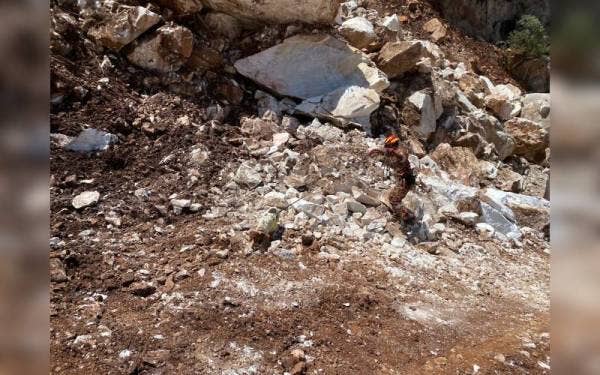 Anjing K9 menunjukkan minat pada satu titik di lokasi kejadian. - Foto ihsan JBPM Perak