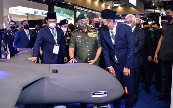 Al-Sultan Abdullah (tengah) berkenan melawat pameran DSA dan NATSEC 2022 di MITEC, Kuala Lumpur pada Isnin. - Foto: Bernama