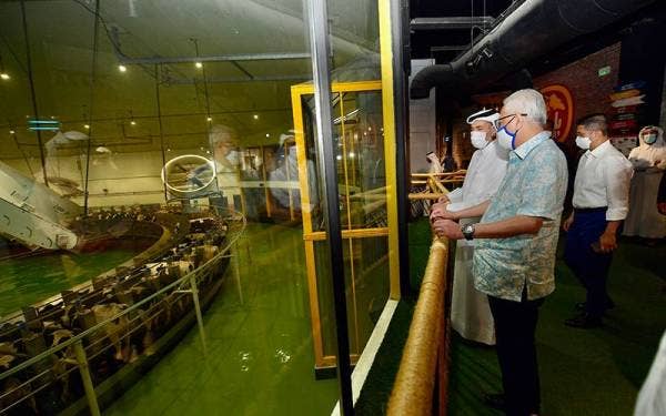 Ismail Sabri melihat pemprosesan susu lembu ketika mengadakan lawatan ke Ladang Baladna di Al Khor, Qatar pada Isnin. - Foto: Bernama