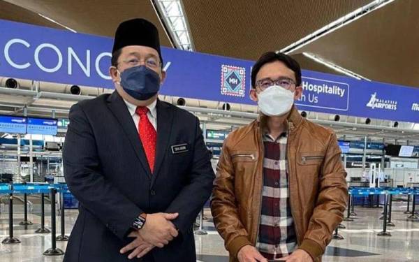 Sirajuddin (kiri) meluangkan masa menghantar Amru Al Haz berangkat ke United Kingdom di Lapangan Terbang Antarabangsa Kuala Lumpur (KLIA), Sepang pada Isnin.