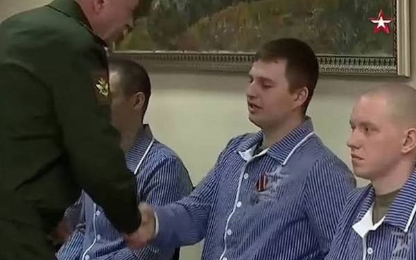 Fomin (kiri) menganugerahkan pingat keberanian kepada askar Rusia yang cedera akibat bertempur di Ukraine di sebuah hospital di negara itu baru-baru ini. - Foto Twitter