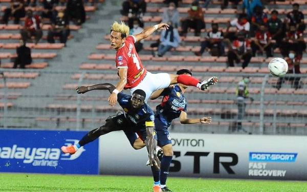 Antara aksi menarik perlawanan PDRM menentang Kelantan United pada aksi Liga Premier di Stadium Bola Sepak Kuala Lumpur. - Foto Kelantan United Football Club