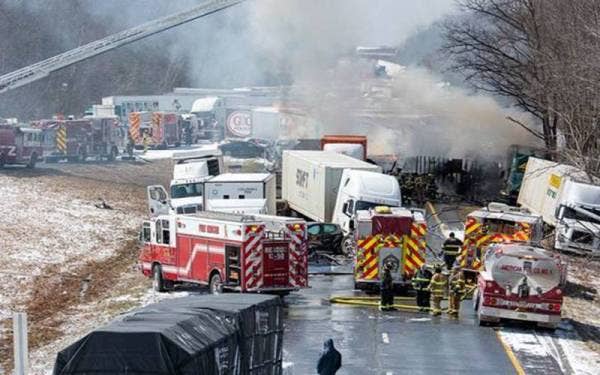 Sekurang-kurangnya tiga maut dan lebih 10 cedera dalam kemalangan melibatkan lebih 50 kenderaan sehingga menutup sebahagian sempadan negeri di timur Pennsylvania. - Foto AP