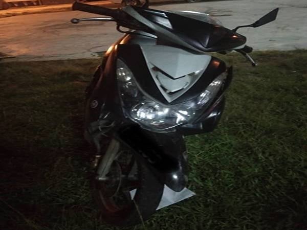 Motosikal jenis Yamaha Ego berwarna hitam yang ditunggang oleh suspek dirampas bagi tujuan siasatan.