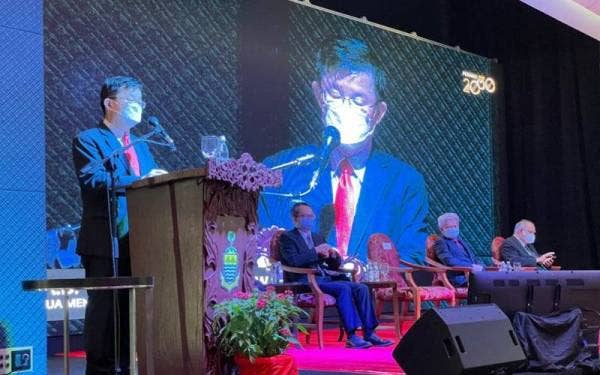 Kon Yeow menyampaikan ucapan dalam Majlis Perhimpunan Anggota Perkhidmatan Awam Negeri Pulau Pinang pada Selasa.