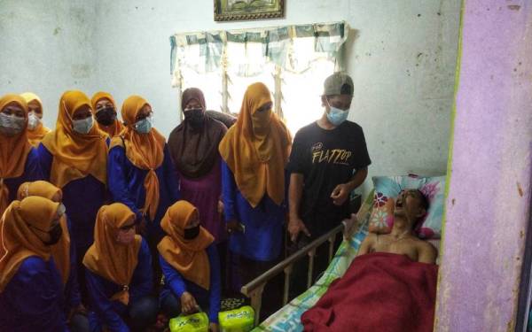 Kelab Motor Arissa Temerloh diketuai Pengerusinya, Ratnawati (dua dari kanan,berdiri) ketika mengunjungi dan menyampaikan bantuan kepada keluarga Wan Mohd Fauzi.