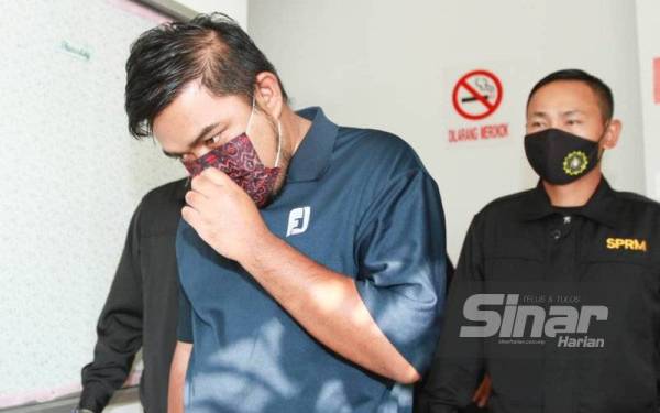 Wan Kamarulbahri (kiri) dipenjara sehari dan denda RM20,000 oleh Mahkamah Sesyen Shah Alam pada Selasa kerana menggunakan dokumen palsu bagi pelantikan sub kontraktor isterinya, tiga tahun lalu. - Foto Sinar Harian ROSLI TALIB