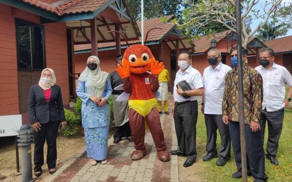 Mahmud (empat dari kanan) bergambar bersama Ahli Dewan Undangan Negeri (ADUN) Bukit Melawati, Juwairiya Zulkifli (dua kiri) selepas Majlis Pelancaran Semula De Palma Eco Resort Kuala Selangor di sini pada Selasa.