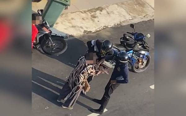 Dua lelaki bersenjatakan parang menyamun seorang warga emas Di Bandar Tun Razak pada Sabtu.